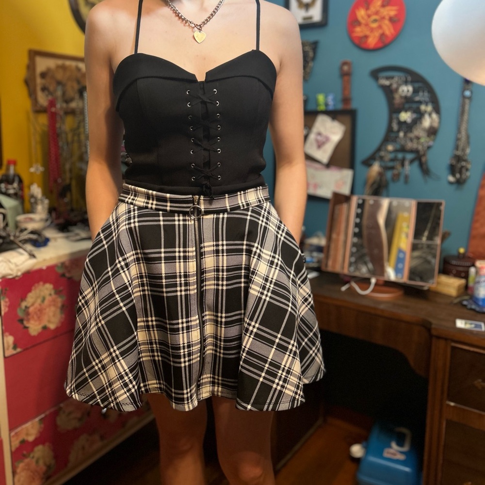 Hot Topic Black and White Plaid Mini Skirt Front Zipper Closure and Pockets
